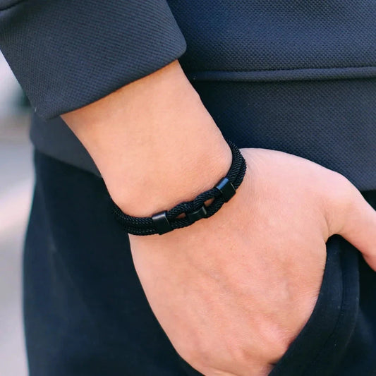 Titan Link Strong and resistant, like the unbreakable ties of the sea deideas