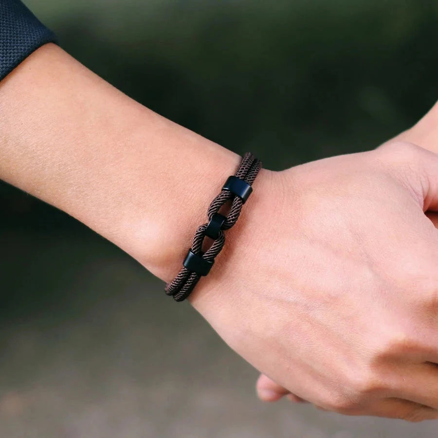 Titan Link Strong and resistant, like the unbreakable ties of the sea deideas