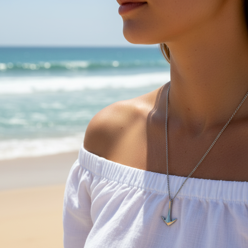 Anchor Necklace en la playa
