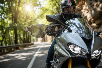 Motociclista con las gafas